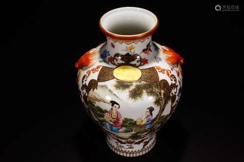 A QIANLONG MARK ENAMELED GOLDEN EDGE CARACTER PAINTED DOBLE EAR VASE