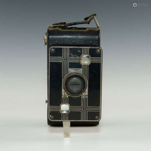 STYLISH ANTIQUE JIFFY KODAK SIX-20 CAMERA