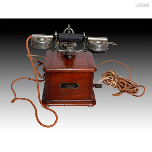 EARLY 20TH CENTURY FRENCH WOODEN CRANK DESK PHONE