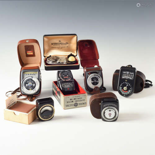 LOT OF 7 VINTAGE CAMERA LIGHT METERS IN BOXES/CASES