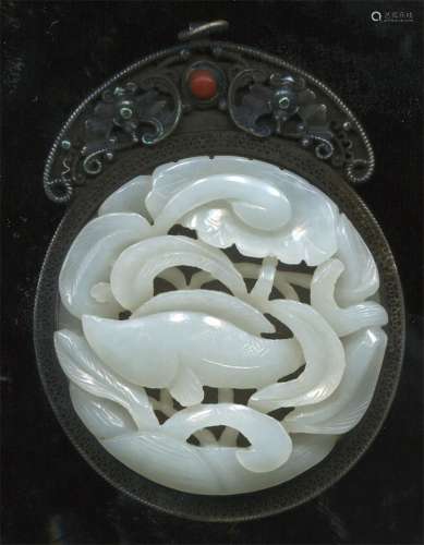 清和田玉雕“连年有余”嵌银挂件。