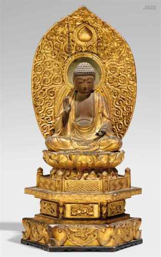 Amida Nyorai. Holz, über Schwarzlack vergoldet. 17./18. Jh.Im Meditationssitz auf einem doppelten