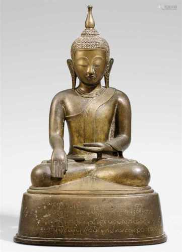 Buddha Shakyamuni. Bronze. Birma. 19. Jh.Im Meditationssitz auf einem hohen Sockel mit gravierter