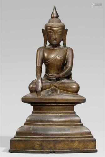 Buddha Shakyamuni. Bronze. Birma, wohl Shan Staaten. 19. Jh.Im Meditationssitz auf einem hohen