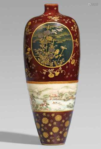 Schlanke Satsuma-Vase. Kyoto. Um 1900Eingepresste Bodenmarke unter der Glasur: Kinkôzan zôIn