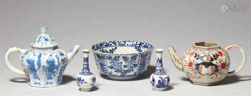 Konvolut von fünf Porzellanteilen. Kangxi-Periode (1662-1722)a) bis c) Dekoriert in Unterglasurblau.