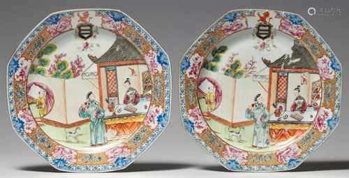 Paar oktagonale famille rose-Teller. Frühe Qianlong-Periode (1736-1795)Dekoriert in den Farben der