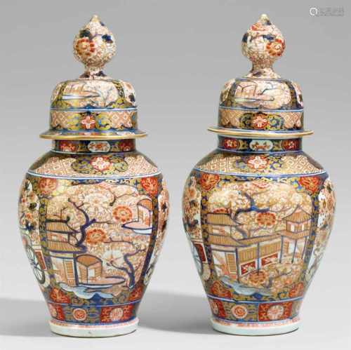 Paar Imari-Deckelvasen. Arita. 19. Jh.In typischer Imari-Palette auf Vasen und Deckel jeweils vier