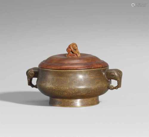 Weihrauchbrenner. Gelbliche Bronze. Ming-Zeit, 16./17. Jh.In Form eines archaischen gui mit zwei
