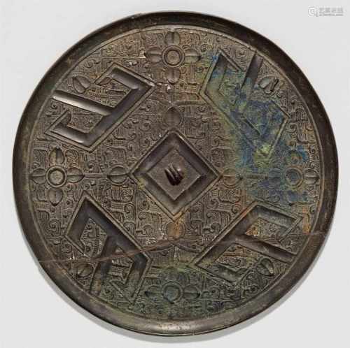 Spiegel. Bronze. Zeit der Streitenden Reiche (480-221 v. Chr.)Sehr dünn, mit hochgezogenem, konkavem