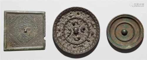 Drei Bronze-Spiegela) Viereckig, In flachem Relief Blüten und Ranken. Wohl Song-Zeit. b) Rund. Um