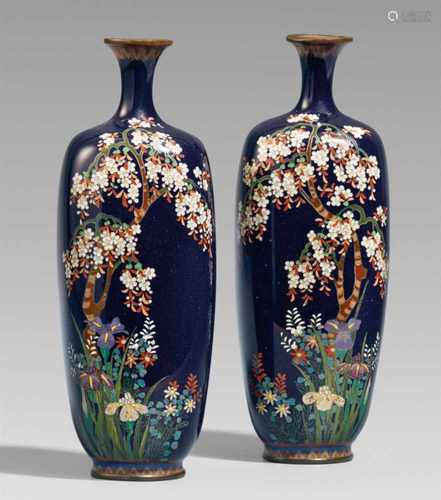 Paar Vasen. Email cloisonné. Nagoya. Um 1900Bodenmarke: DaikichiAbgerundete, rechteckige Form mit