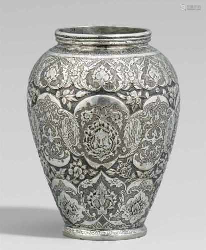 Vase Silber. Iran. Wohl um 1900In Treibarbeit und Gravur in drei Reihen ineinander greifenden