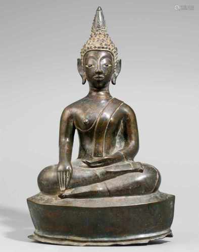 Buddha Shakyamuni. Bronze. Laos. 19. Jh. oder früherIm Meditationssitz auf einem spitz-ovalen,