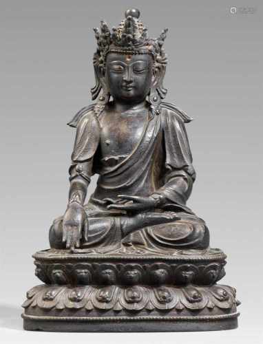 Bekrönter Buddha. Bronze. 17./18. Jh.Im Meditationssitz auf einem doppelten Lotossockel. Die