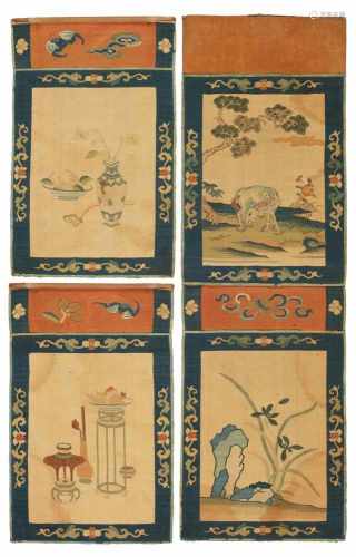 Vier kleine kesi-Paneele. Qing-ZeitZwei zusammengenäht. Die beigegrundigen Paneele mit Darstellung