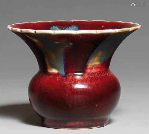 Kleine zun-förmige Vase (zhadou) mit flambé-GlasurGedrungene Form mit weit ausladendem,