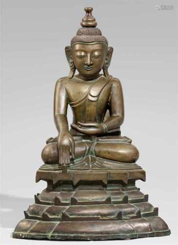 Buddha Shakyamuni. Bronze. Birma. 19./20. Jh.Im Meditationssitz auf einem hohen gestuften Sockel,