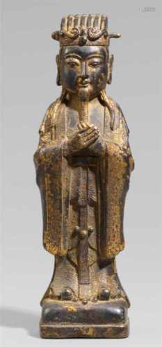 Vergöttlichter Kaiser. Bronze. Ming-Zeit, wohl 17. Jh.Stehend, auf rechteckigem Sockel, beide