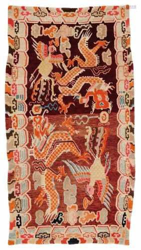 Teppich (khaden). Wolle, geknüpft. Tibet. Frühes 20. Jh.Im Mittelfeld des zum Sitzen und Schlafen