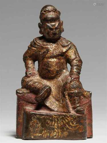 Figur des Kriegsgottes Guandi. Ming-ZeitMit einem herabhängenden und einem angewinkelten Bein auf