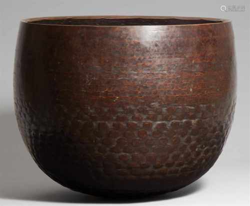 Großer Gong. Bronze. Edo-ZeitBauchige Form, gehämmert, im unteren Teil mit großem, flachem