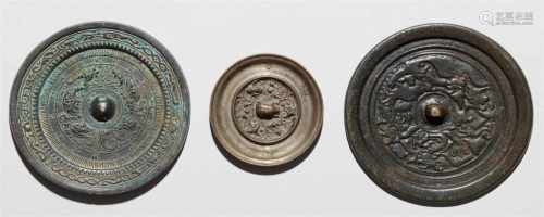 Drei Spiegel. Bronze. Ming-Zeit und später, nach früheren Modellena) Mit Tieren, Inschrift und