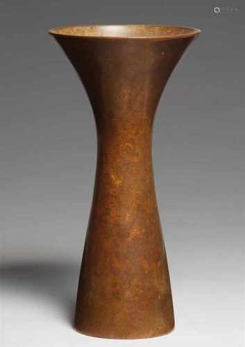 Vase. Bronze. Frühes 20. Jh.Auf vertieftem Boden und mit ausladender Mündung. H 27,4