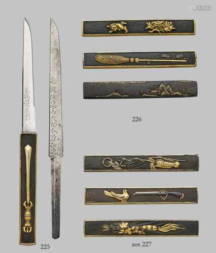 Zwei Teile Schwertzubehör. 19. Jh.a) Kozuka aus shakudô, dekoriert mit zweischneidigem Schwert und