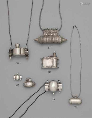 Zwei lingam-Behälter und zwei Amulette. Silber. Südindien. Karnatakaa) Sehr kleine Eiform mit