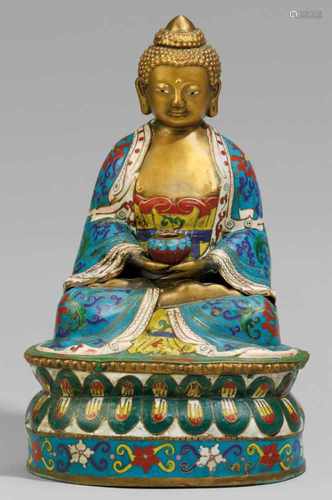 Buddha. Email cloisonné. Spätes 19./20. Jh.Im Meditationssitz auf einem doppelten Lotossockel, in