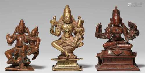Drei Figuren. Kupferlegierungen. 17./20. Jh.a) Rama mit Sita auf seinem Oberschenkel und kniender