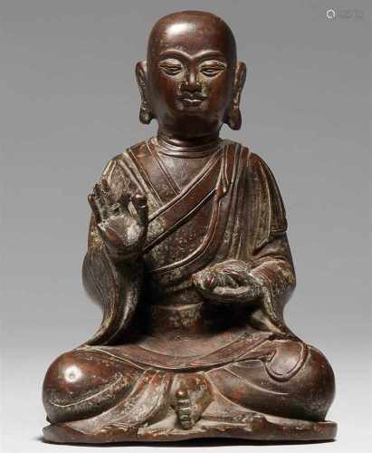 Arhat Bakula. Bronze. Qing-ZeitMit untergeschlagenen Beinen sitzend, in der angehobenen rechten Hand