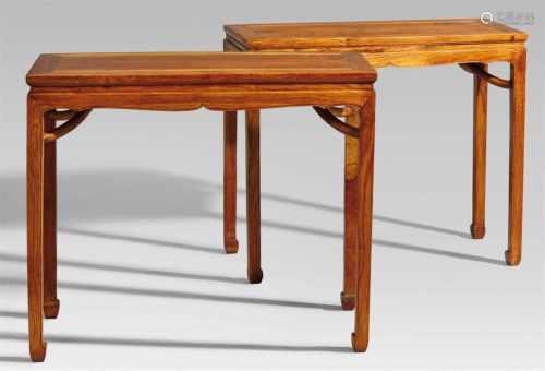Paar Tische. Huanghuali-Holz. 18./19. Jh.Auf vier Beinen mit Kantenprofil und eingerollten Füßen,