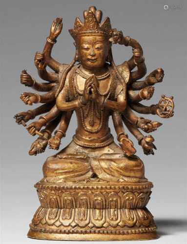 18-armiger Guanyin. Bronze mit dünner Vergoldung. 19. Jh.Im Meditationssitz auf einem doppelten