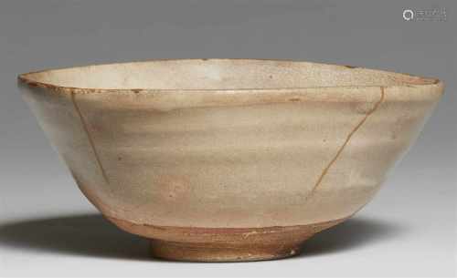 Chawan. Hagi-Ware. Wohl 17. Jh.Nahezu konische, wenig unregelmäßige Form auf kräftigem Fußring.