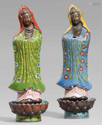 Zwei Guanyin-Figuren. Email cloisonné. Spätes 19./20. Jh.Stehend auf separatem Lotossockel, die