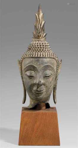 Kopf eines Buddha. Bronze. Laos. 16./17. Jh. oder späterOvaler Kopf, unter den stilisierten Brauen