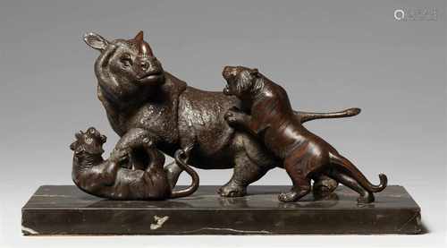 Nashorn und zwei Tiger. Bronze. Um 1900Gegossene Werkstattmarke: Seiya (in hiragana) seiDas