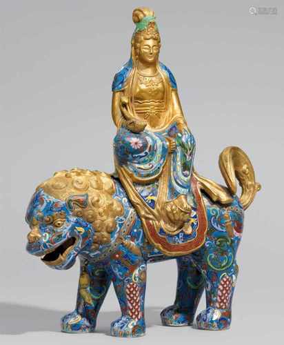 Große Figur des Bodhisattva Wenshu. Email cloisonné. 20. Jh.2-tlg. Auf einem großen Löwen sitzend,