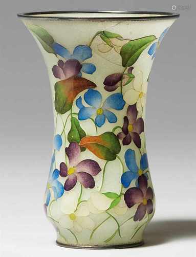 Seltene kleine plique-à-jour-Vase. Frühes 20. Jh.Mit weiter Mündung. Veilchen in drei Farben und