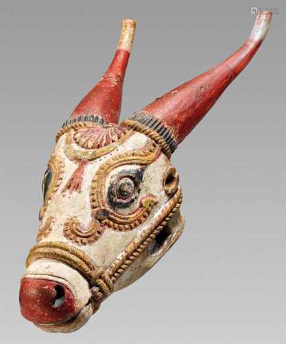 Zeremonial-Stierkopf, Holz, farbig bemalt. Ostindien, Orissa. 19. Jh.Der Kopf mit langen roten