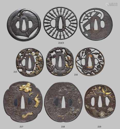 Drei tsuba. Eisen. Edo-ZeitAlle rund. a) Mit großem aoi-Blatt in teilweise durchbrochenem Relief,