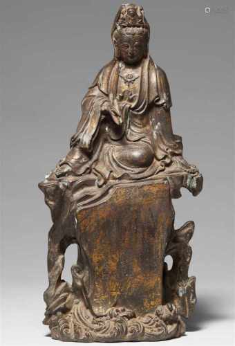 Bodhisattva Guanyin, Bronze. Südchina. 18. Jh.In lalitasana auf einem steil aufragenden, von