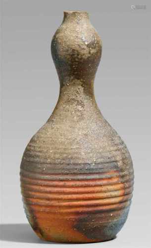 Vase. Bizen-Ware. Inbe. 2. Hälfte 20. Jh.In Form eines Doppelkürbisses mit horizontalen Rillen im