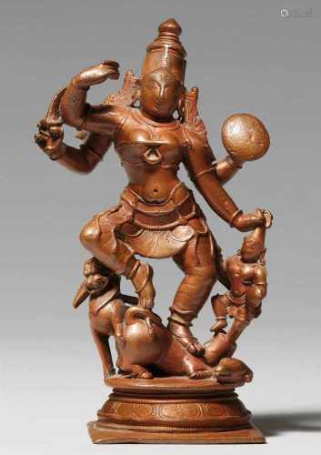 Figur der Durga Mahishasuramardini. Kupfrige Bronze. Südindien. 17. Jh. oder späterTänzerisch auf