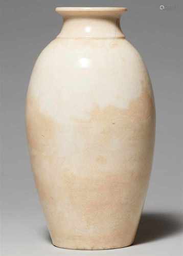 Vase mit cremefarbener Glasur. 17. Jh.Ovale Vase mit kurzem, ausschwingendem Hals, außen dekoriert