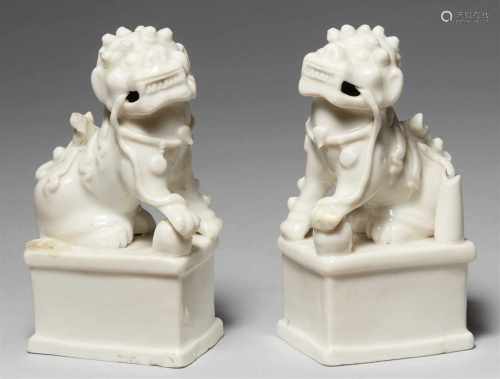 Paar blanc de Chine-Löwen mit Räucherstäbchenhalter. Dehua. Kangxi-Periode (1662-1722)Auf einem
