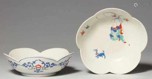 Zwei Schälchen. Arita. In der Art von Kakiemon. Edo-ZeitBlütenförmig. In Unterglasurblau, Eisenrot