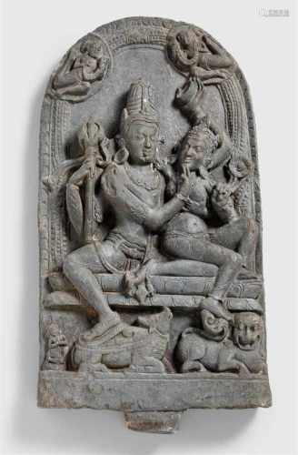 Stele eines Uma Maheshvara. Schwarzer Stein. Nordost-Indien, Bengalen, Bihar. 11./12. Jh.Der